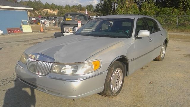 1999 LINCOLN Town Car