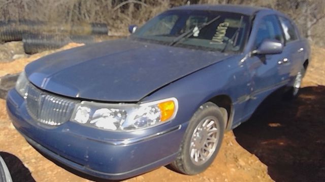1999 LINCOLN Town Car