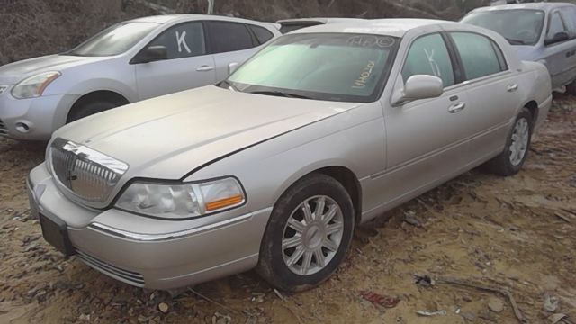 2009 LINCOLN Town Car