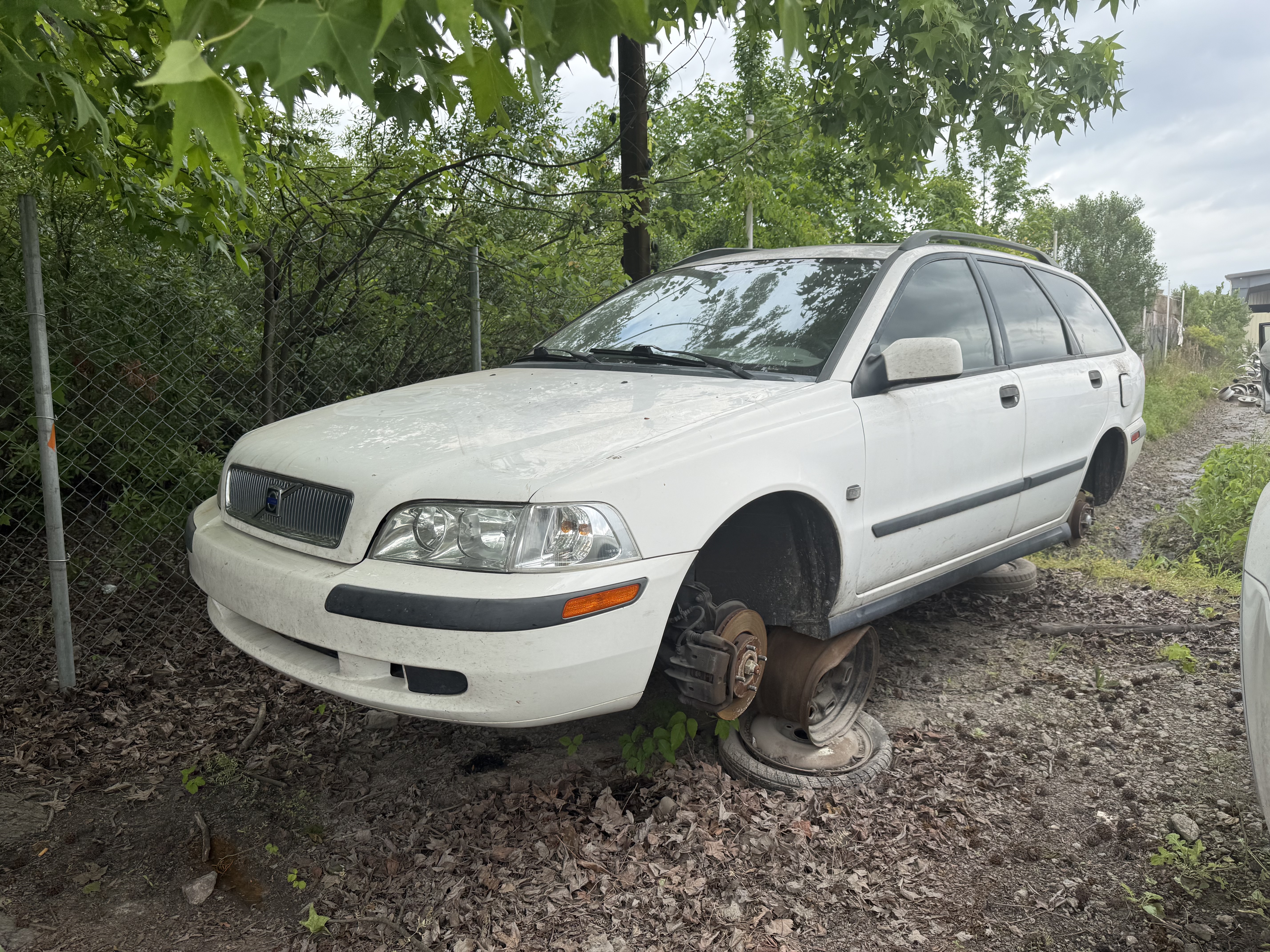 2001 VOLVO V40